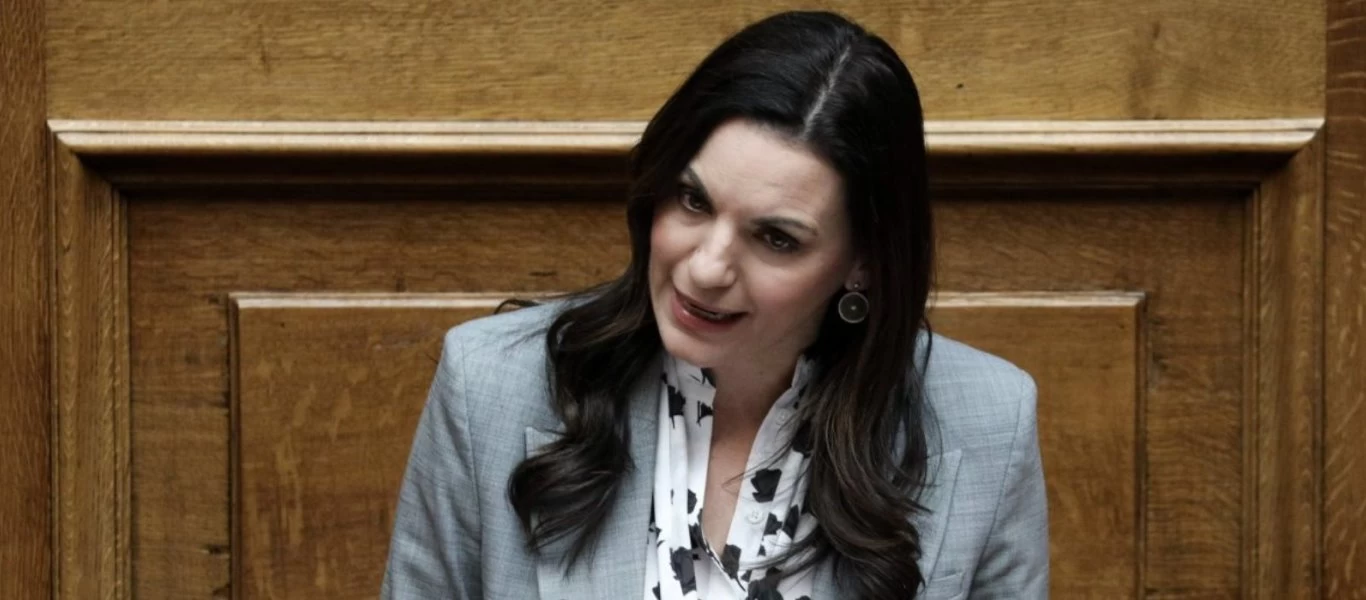 «Φωτιά» στα κόκκινα η Όλγα Κεφαλογιάννη - Το φόρεμα που... «έκλεψε» τις εντυπώσεις (φώτο)